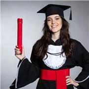 La enseñanza es mi pasión, por lo tanto llevo siendo profesora hace 06 años. Me encanta aprender nuevos idiomas, así que hablo fluentemente: el Portugués (mi idioma nativo), el Inglés (TOEfl IBt - nível C2), el Francés (DELF- nível B2), el Castellano (DEL